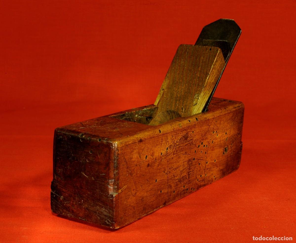 Antig&uuml;edades: Antiguo cepillo de carpintero de Nogal de 21 cm - Foto 3