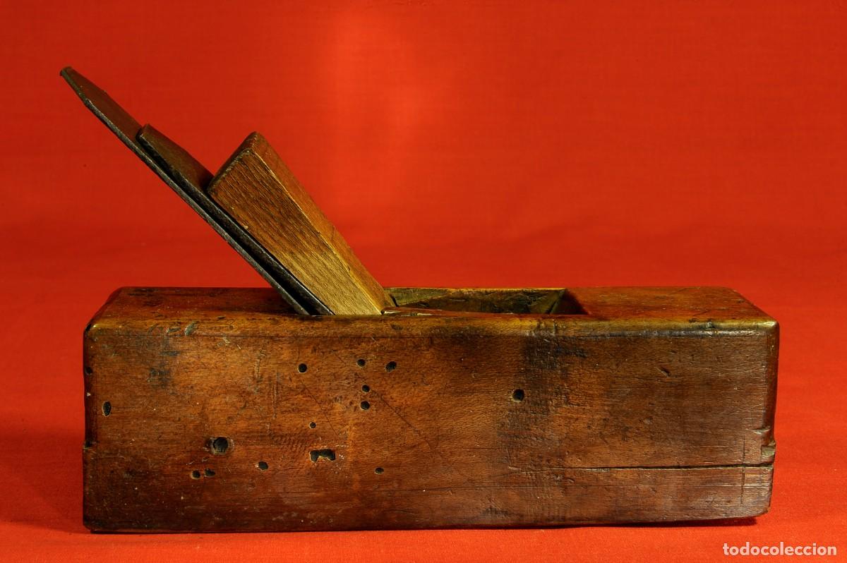 Antig&uuml;edades: Antiguo cepillo de carpintero de Nogal de 21 cm - Foto 6