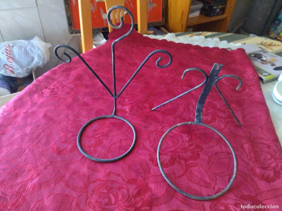 Antig&uuml;edades: Lote de 2 porta macetas de forja, para colgar. - Foto 4