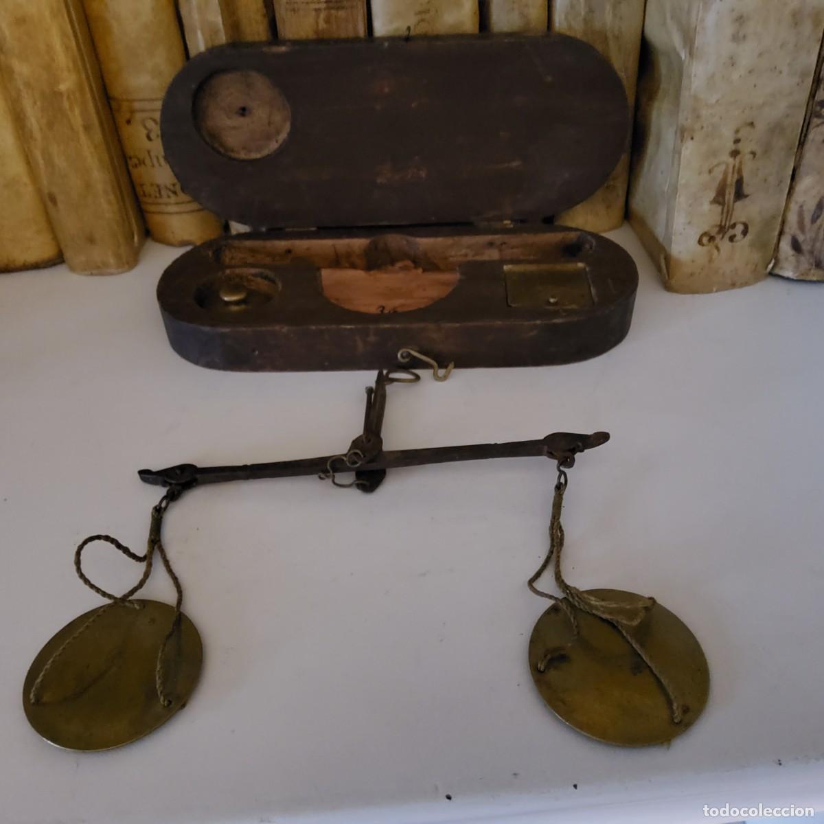 Antig&uuml;edades: ANTIGUA BALANZA CON ESTUCHE DE MADERA - Foto 1
