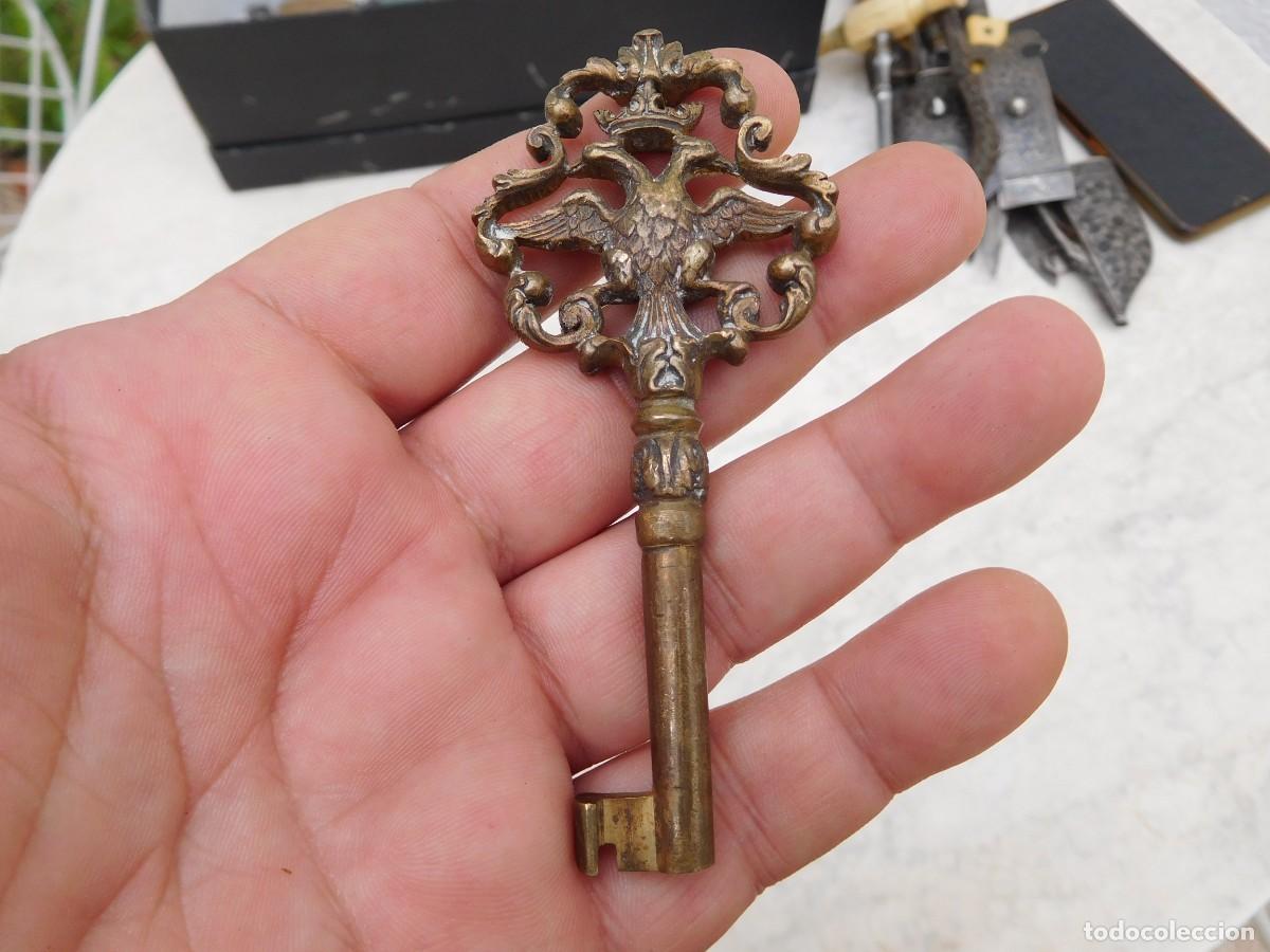 Antig&uuml;edades: Llave antigua de bronce &aacute;guila bicefala coronada - Foto 1