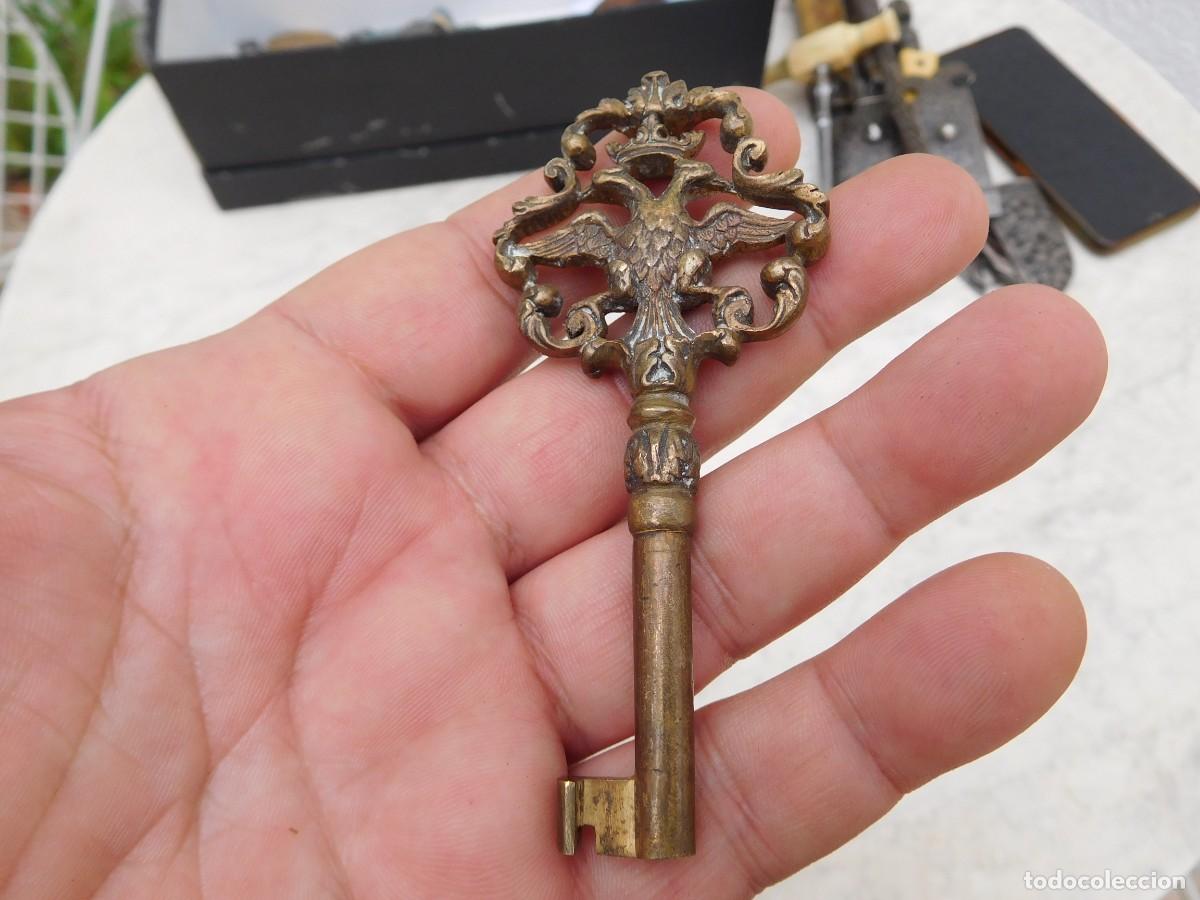Antig&uuml;edades: Llave antigua de bronce &aacute;guila bicefala coronada - Foto 2