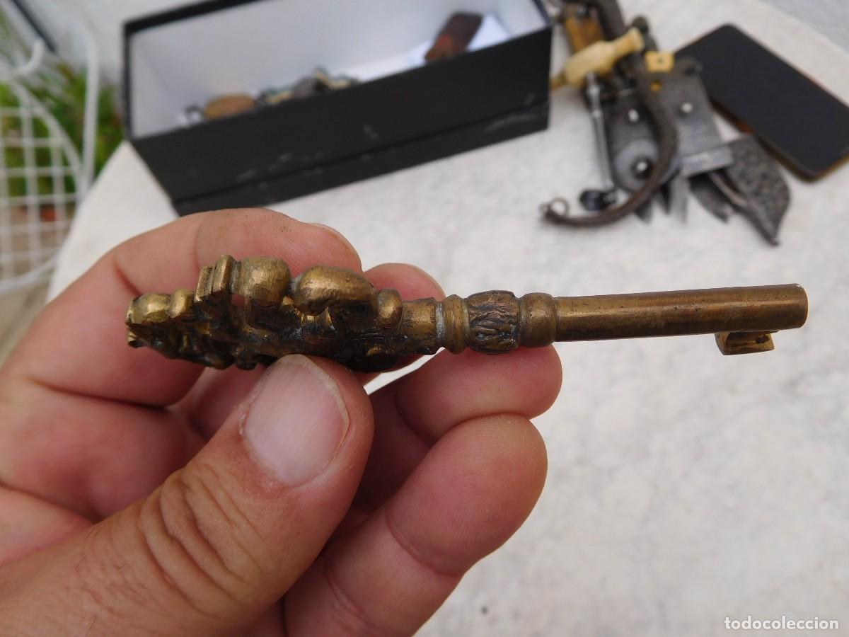 Antig&uuml;edades: Llave antigua de bronce &aacute;guila bicefala coronada - Foto 4