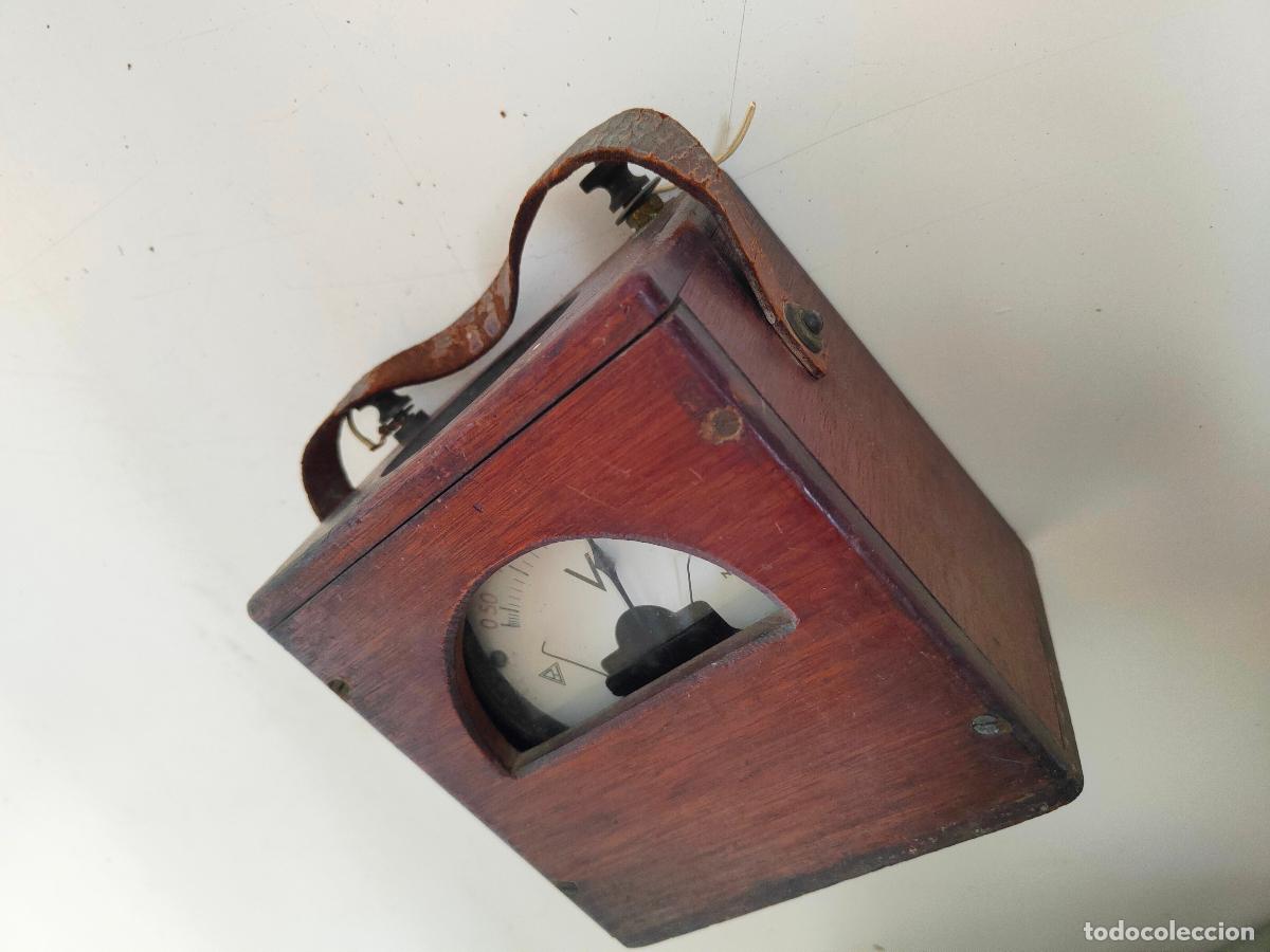 Antig&uuml;edades: Volt&iacute;metro antiguo con caja de madera - Foto 2