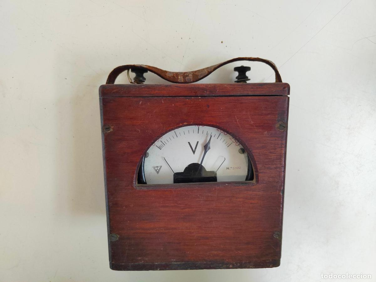 Antig&uuml;edades: Volt&iacute;metro antiguo con caja de madera - Foto 1
