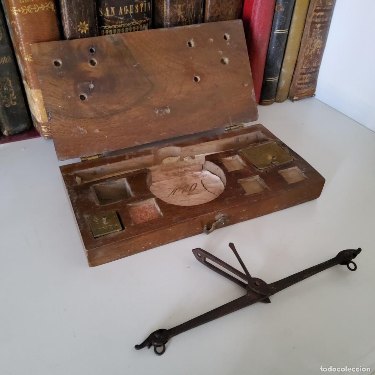 Antig&uuml;edades: ANTIGUA BALANZA CON ESTUCHE DE MADERA INCOMPLETA - Foto 1