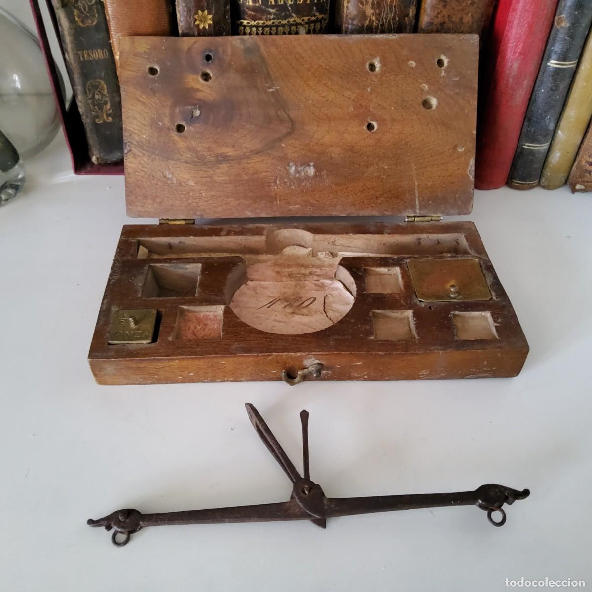Antig&uuml;edades: ANTIGUA BALANZA CON ESTUCHE DE MADERA INCOMPLETA - Foto 2