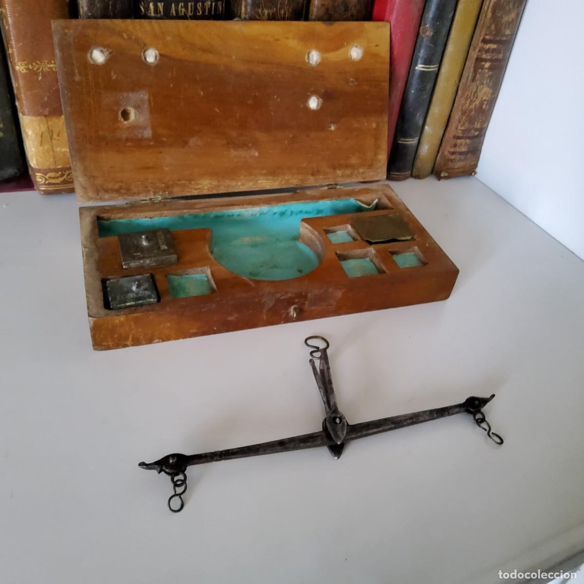 Antig&uuml;edades: ANTIGUA BALANZA CON ESTUCHE DE MADERA INCOMPLETA - Foto 2