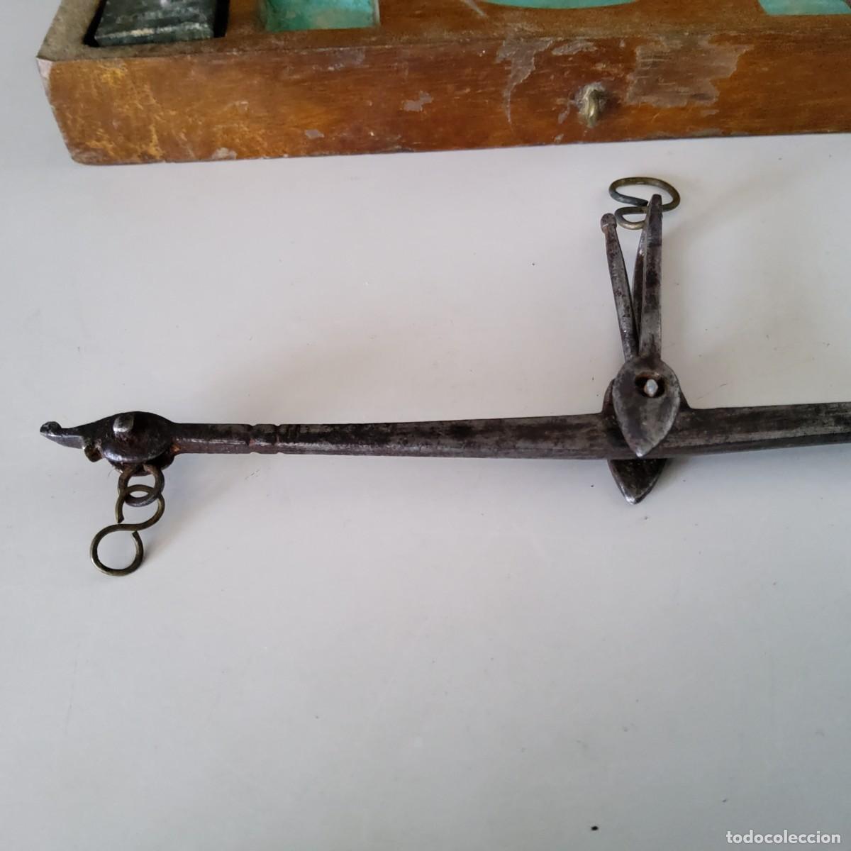 Antig&uuml;edades: ANTIGUA BALANZA CON ESTUCHE DE MADERA INCOMPLETA - Foto 4