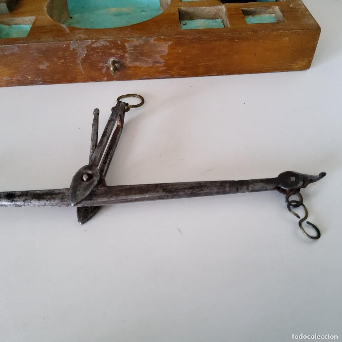 Antig&uuml;edades: ANTIGUA BALANZA CON ESTUCHE DE MADERA INCOMPLETA - Foto 5