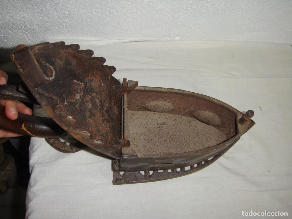 Antig&uuml;edades: Antigua Plancha de Hierro. Mango de madera. Con base de hierro. - Foto 2