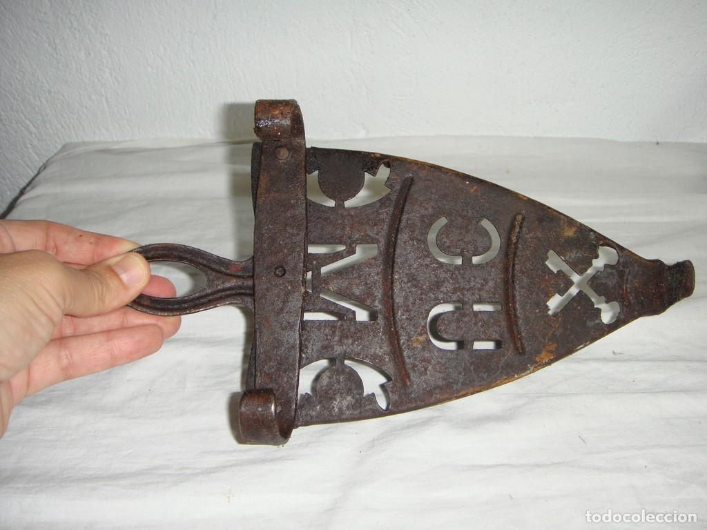 Antig&uuml;edades: Antigua base para plancha de hierro. - Foto 2
