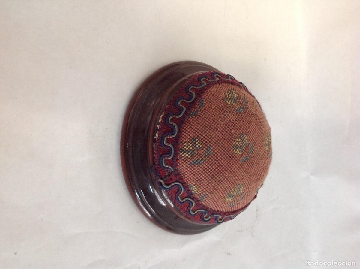 Antig&uuml;edades: Alfiletero de madera y Petit point - Foto 2