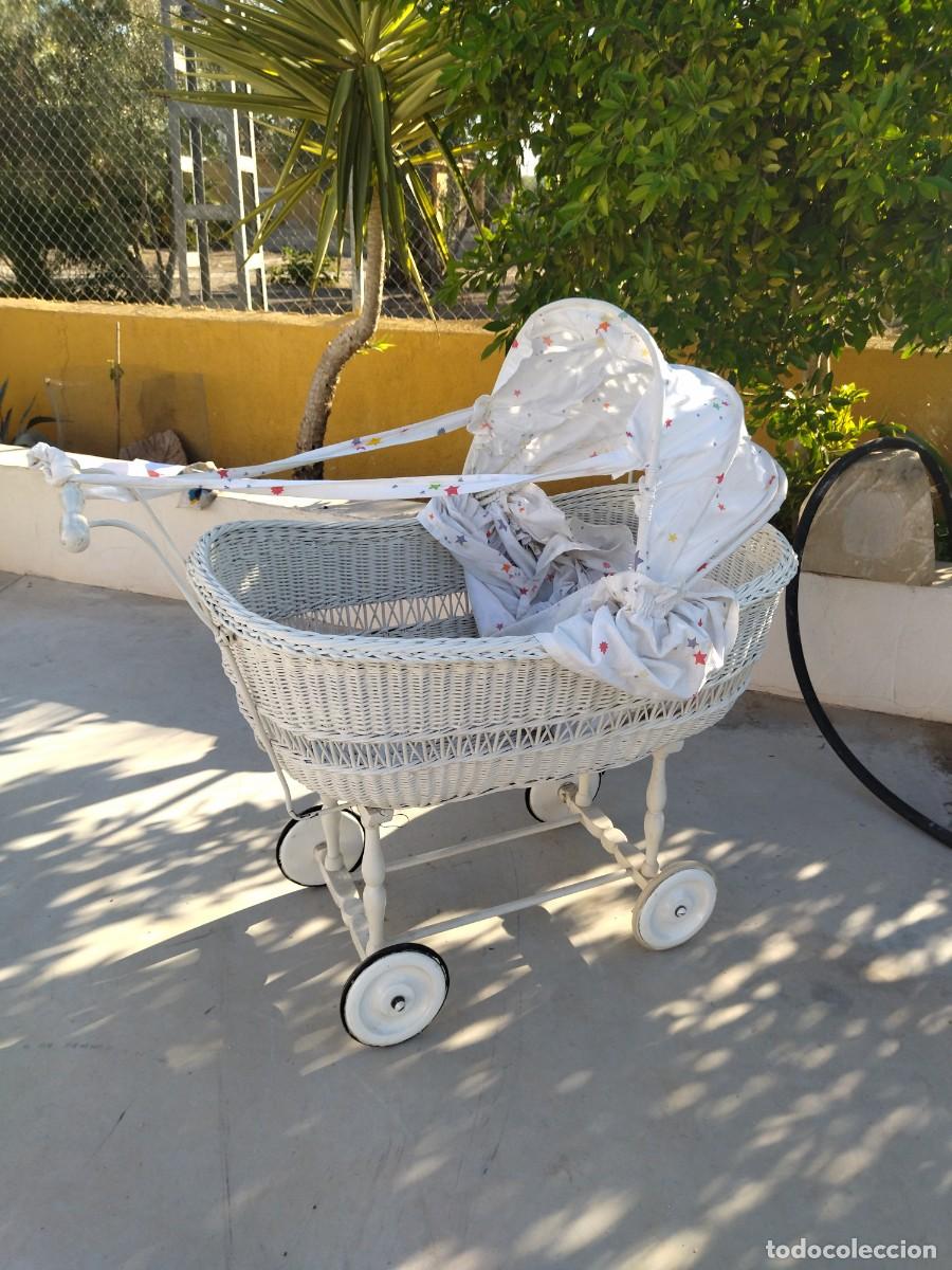 Antig&uuml;edades: Antiguo carrito de bebe de mimbre y madera, con capota - Foto 1