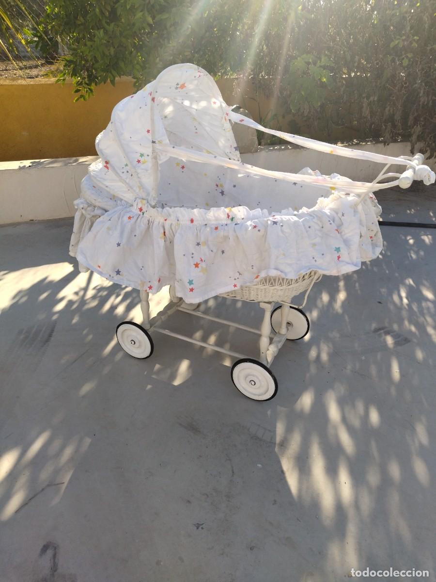 Antig&uuml;edades: Antiguo carrito de bebe de mimbre y madera, con capota - Foto 2