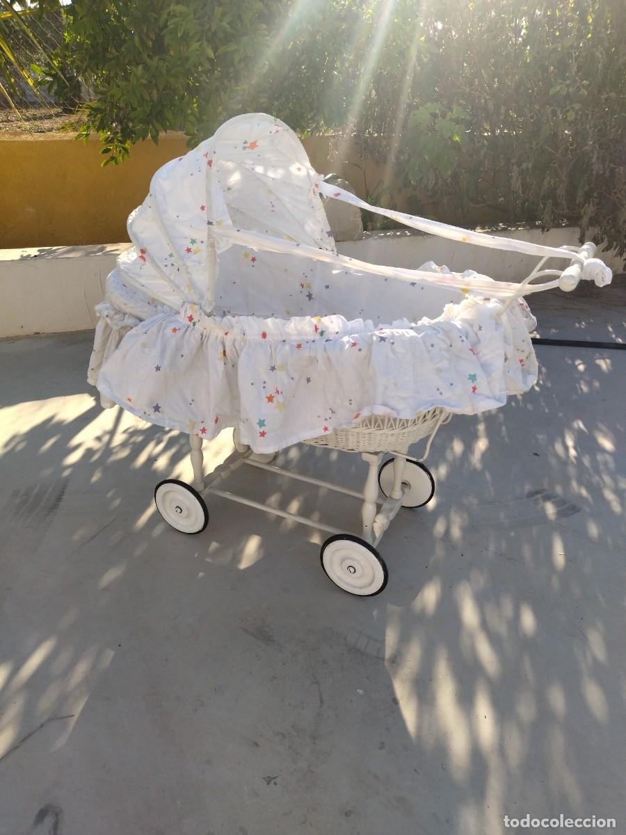 Antig&uuml;edades: Antiguo carrito de bebe de mimbre y madera, con capota - Foto 3