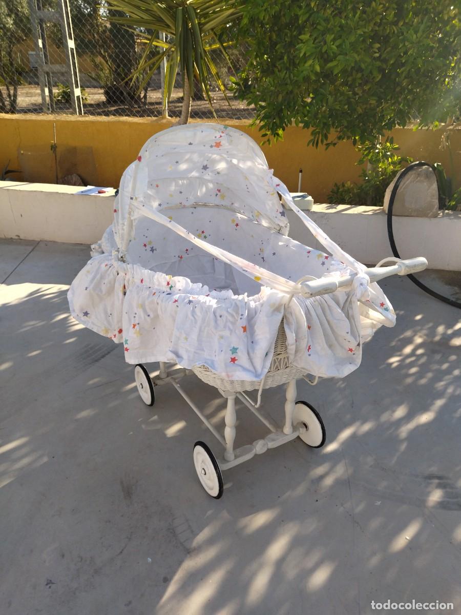 Antig&uuml;edades: Antiguo carrito de bebe de mimbre y madera, con capota - Foto 4