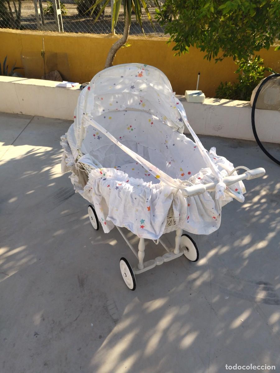 Antig&uuml;edades: Antiguo carrito de bebe de mimbre y madera, con capota - Foto 5