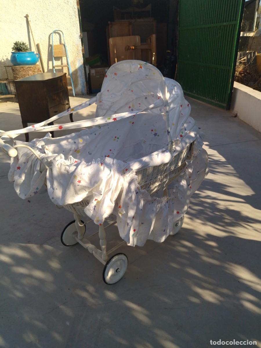 Antig&uuml;edades: Antiguo carrito de bebe de mimbre y madera, con capota - Foto 6
