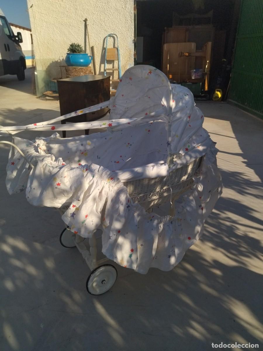 Antig&uuml;edades: Antiguo carrito de bebe de mimbre y madera, con capota - Foto 7