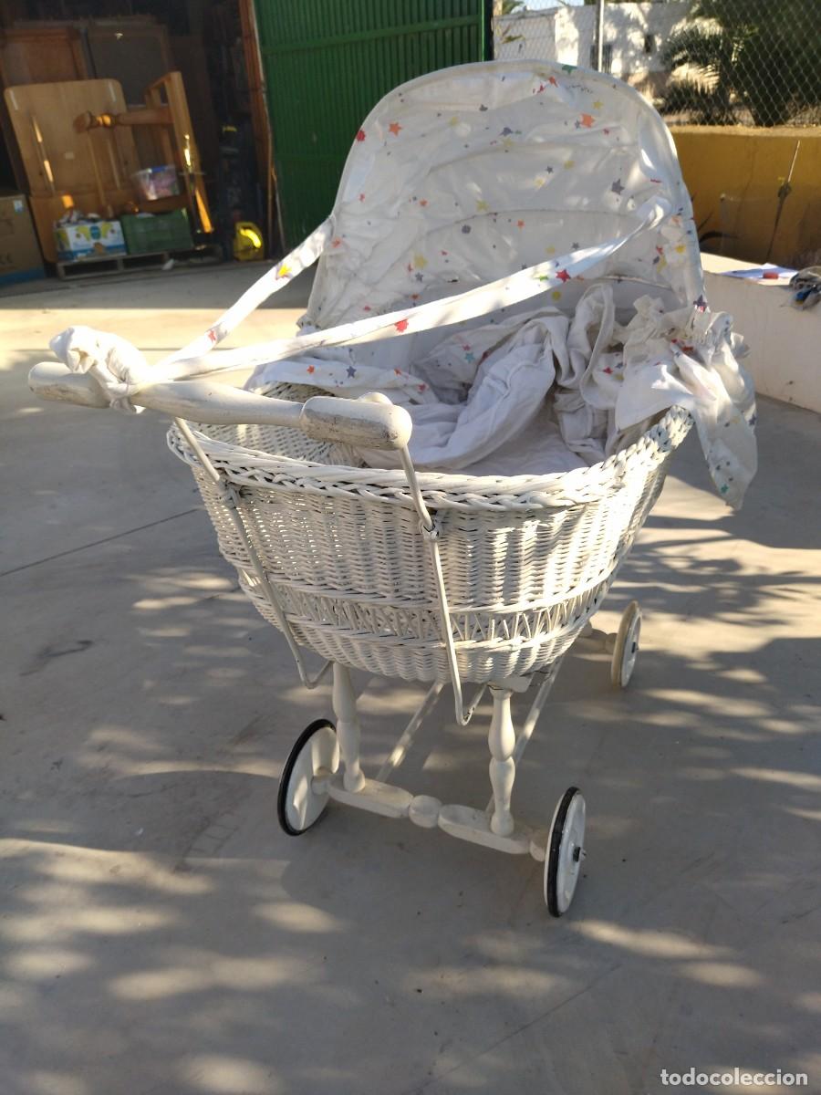 Antig&uuml;edades: Antiguo carrito de bebe de mimbre y madera, con capota - Foto 8