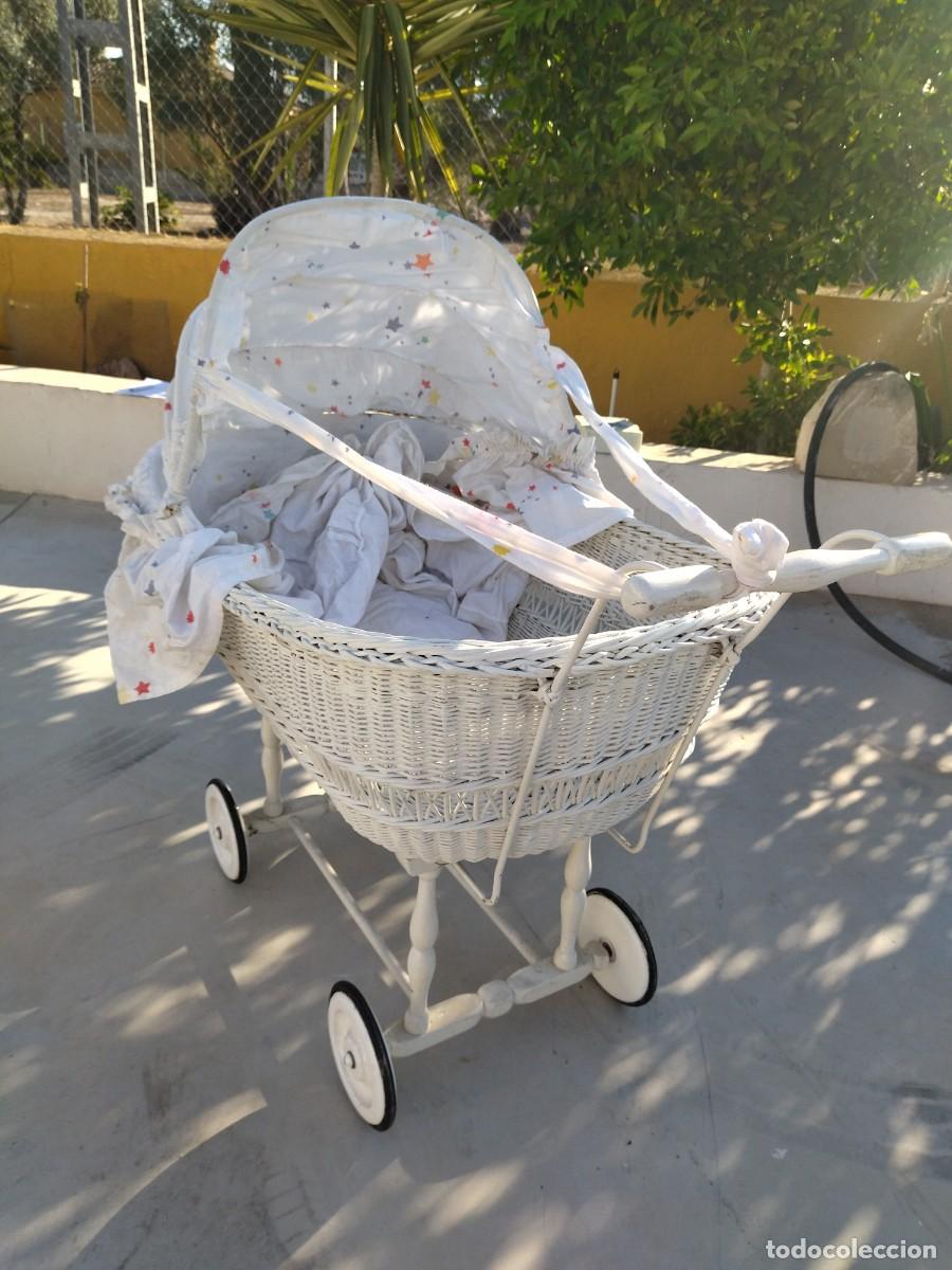 Antig&uuml;edades: Antiguo carrito de bebe de mimbre y madera, con capota - Foto 9