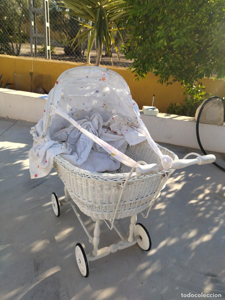 Antig&uuml;edades: Antiguo carrito de bebe de mimbre y madera, con capota - Foto 10