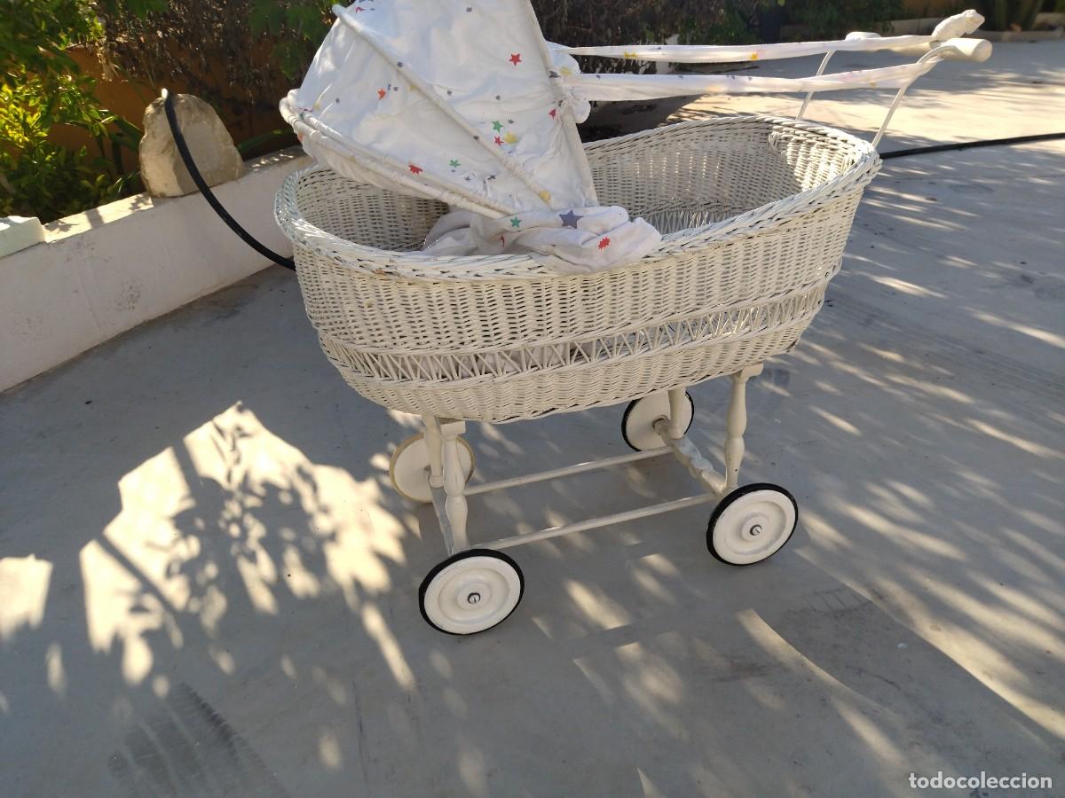 Antig&uuml;edades: Antiguo carrito de bebe de mimbre y madera, con capota - Foto 11