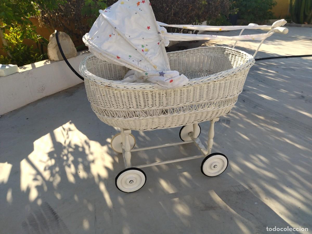 Antig&uuml;edades: Antiguo carrito de bebe de mimbre y madera, con capota - Foto 12