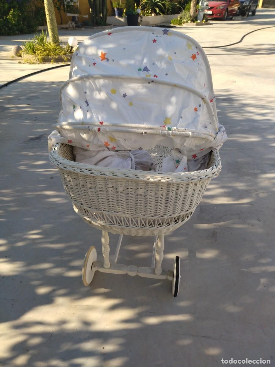 Antig&uuml;edades: Antiguo carrito de bebe de mimbre y madera, con capota - Foto 13