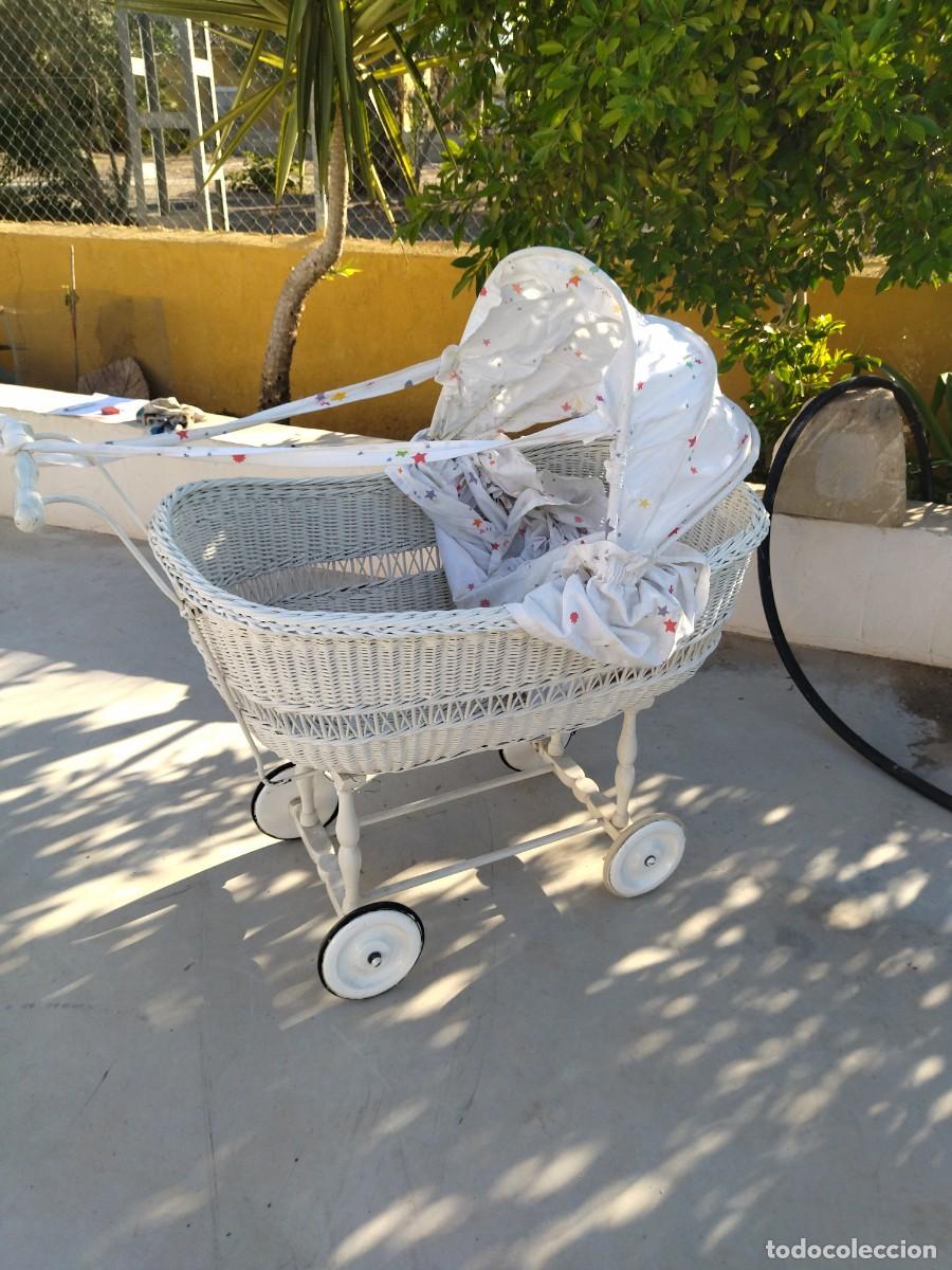 Antig&uuml;edades: Antiguo carrito de bebe de mimbre y madera, con capota - Foto 14