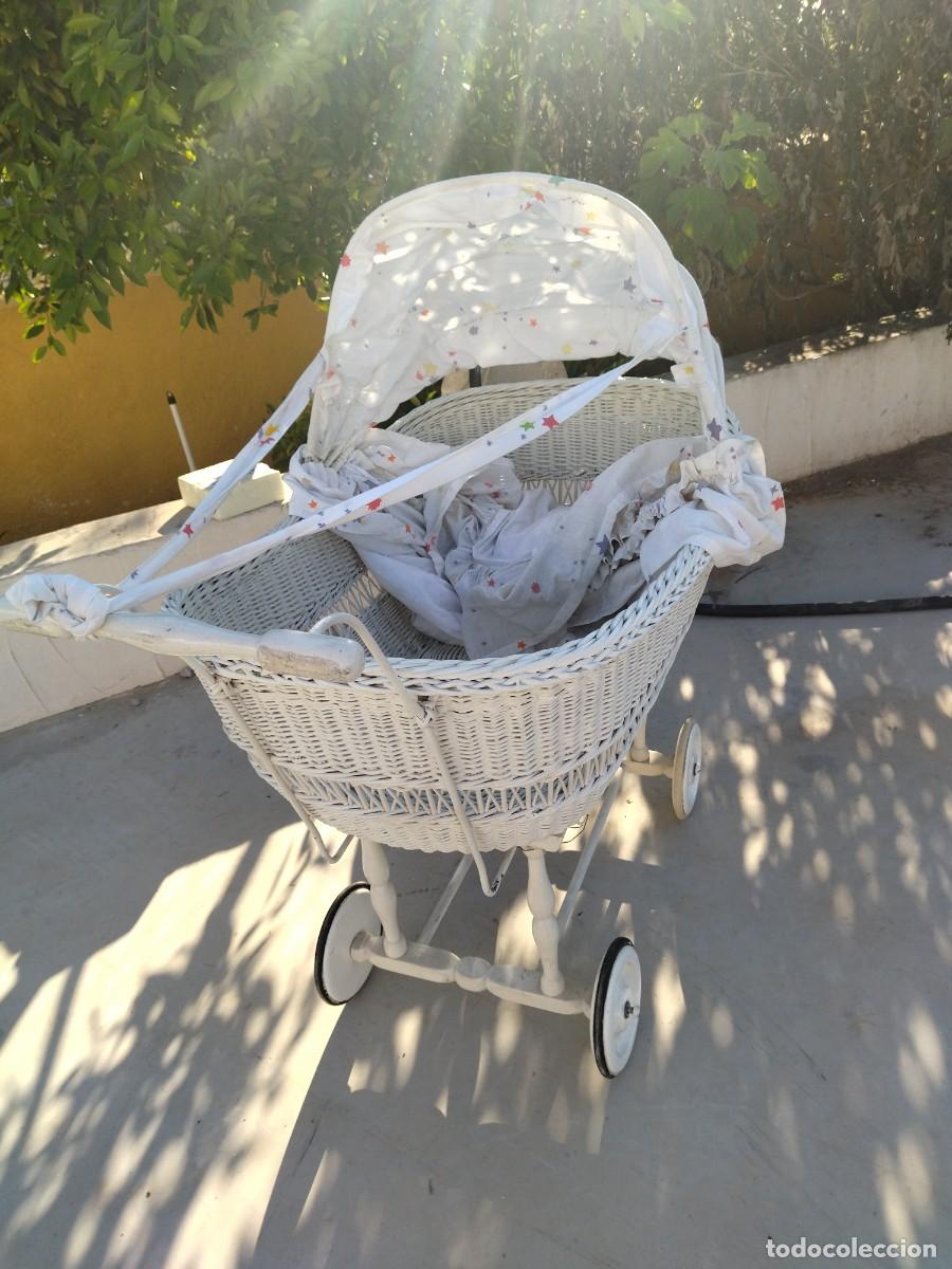 Antig&uuml;edades: Antiguo carrito de bebe de mimbre y madera, con capota - Foto 16