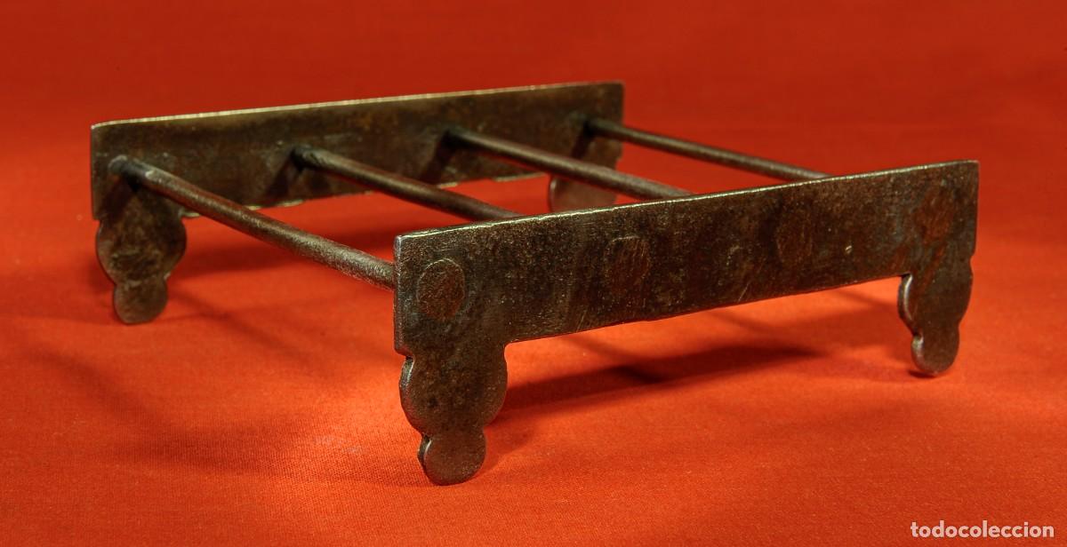 Antig&uuml;edades: Antiguo apoya planchas de carbon - Foto 1