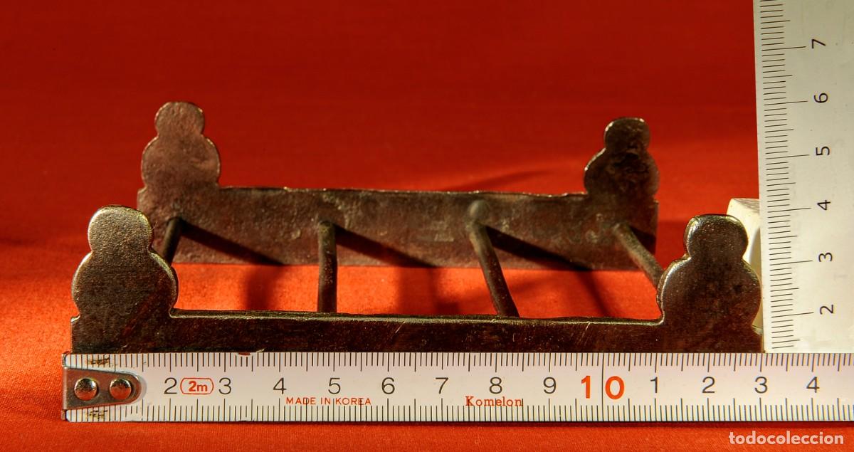 Antig&uuml;edades: Antiguo apoya planchas de carbon - Foto 2
