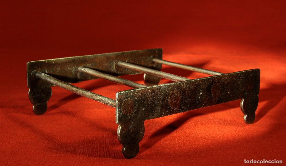 Antig&uuml;edades: Antiguo apoya planchas de carbon - Foto 3