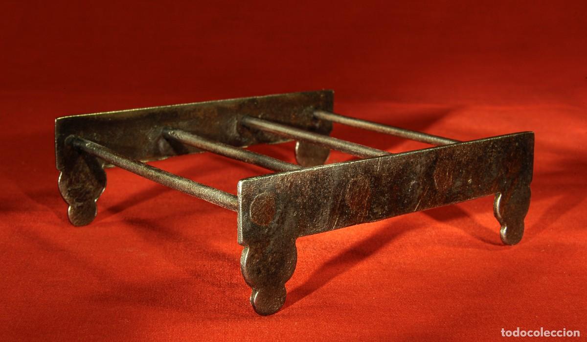 Antig&uuml;edades: Antiguo apoya planchas de carbon - Foto 4