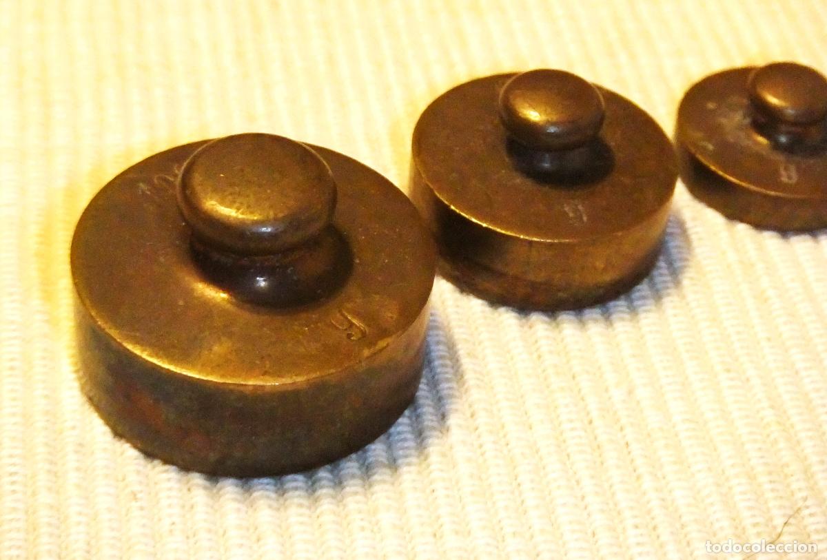 Antig&uuml;edades: JUEGO DE 5 PESAS PEQUE&Ntilde;AS DE BRONCE - Foto 3