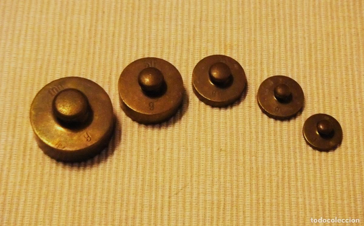 Antig&uuml;edades: JUEGO DE 5 PESAS PEQUE&Ntilde;AS DE BRONCE - Foto 1