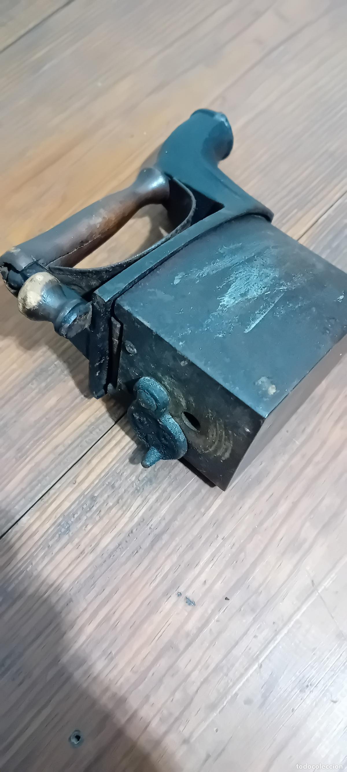 Antig&uuml;edades: PEQUE&Ntilde;A PLANCHA DE CARB&Oacute;N - Foto 4