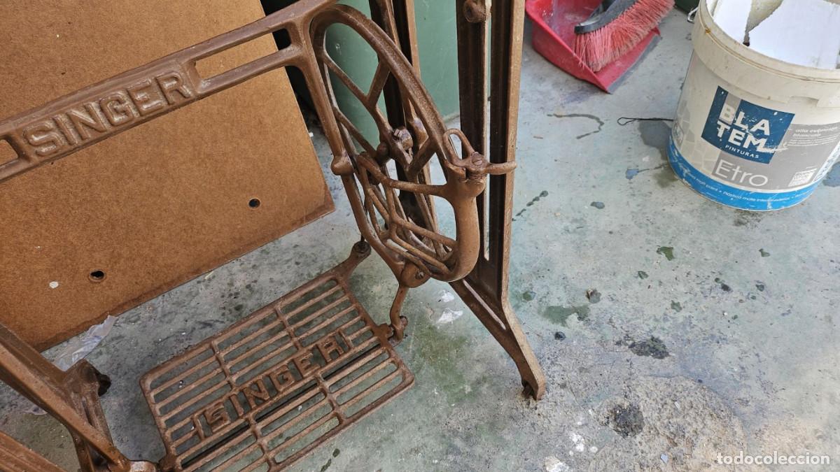 Antig&uuml;edades: pie de maquina de coser simger sin el marmol - Foto 4