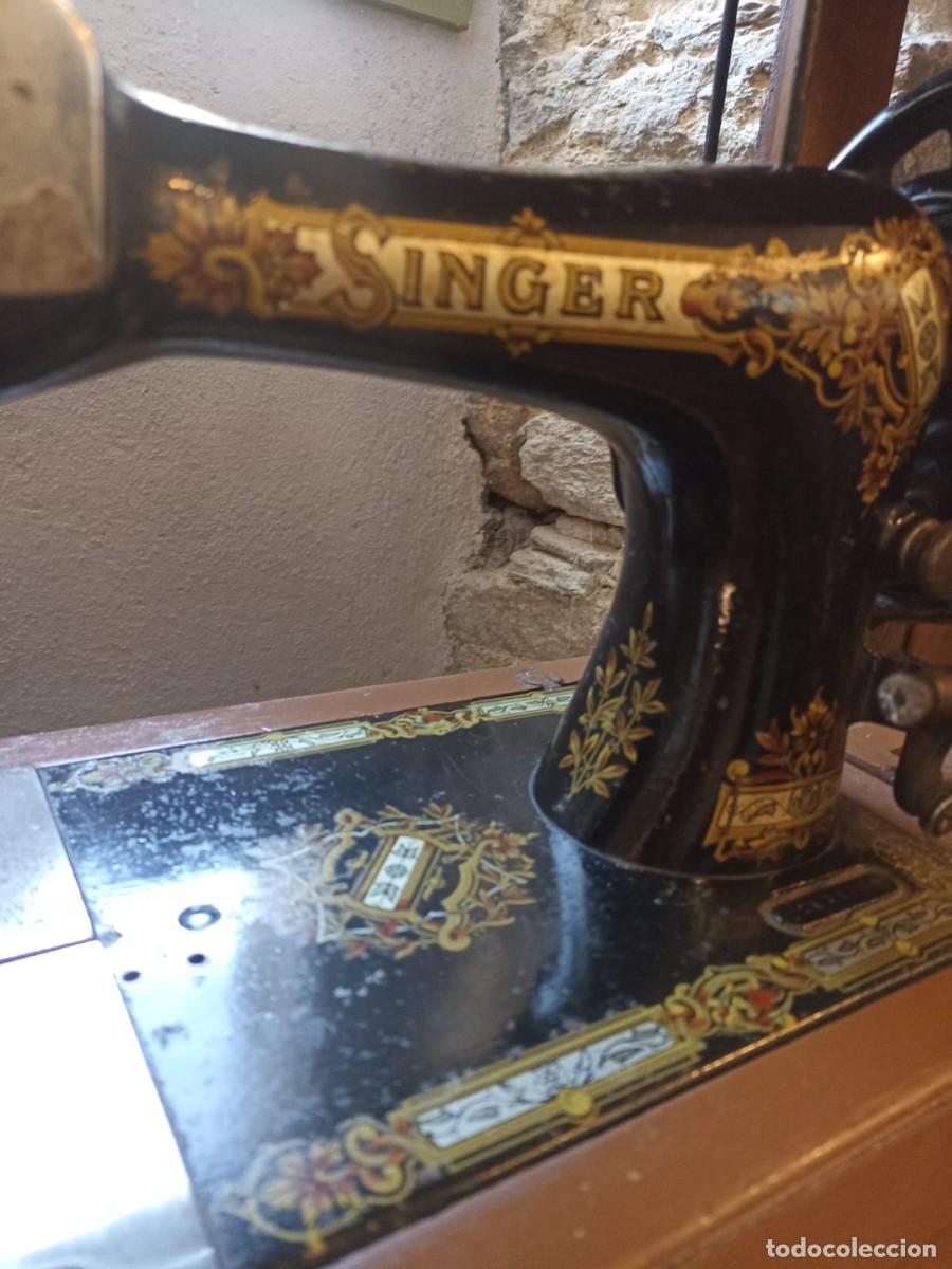 Antig&uuml;edades: Maquina de coser Singer con base - Foto 1