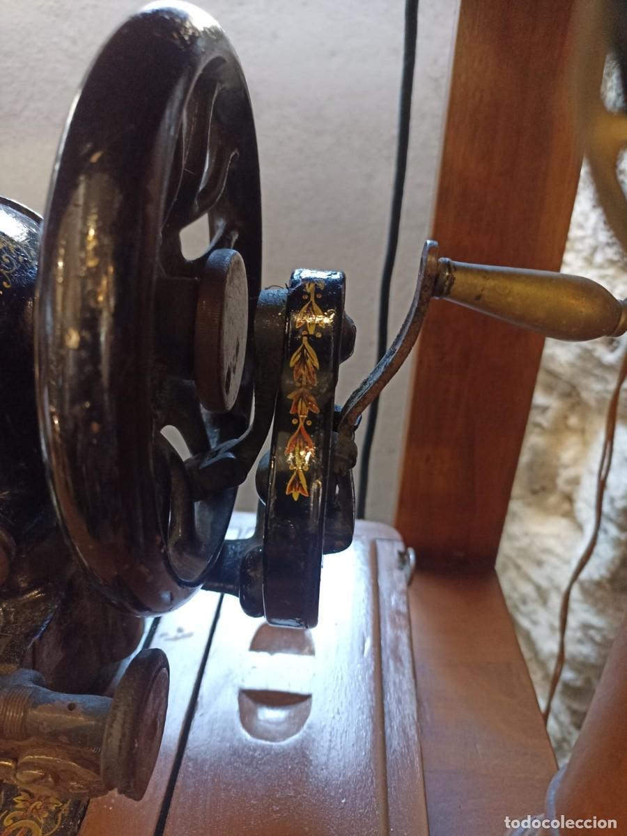 Antig&uuml;edades: Maquina de coser Singer con base - Foto 2