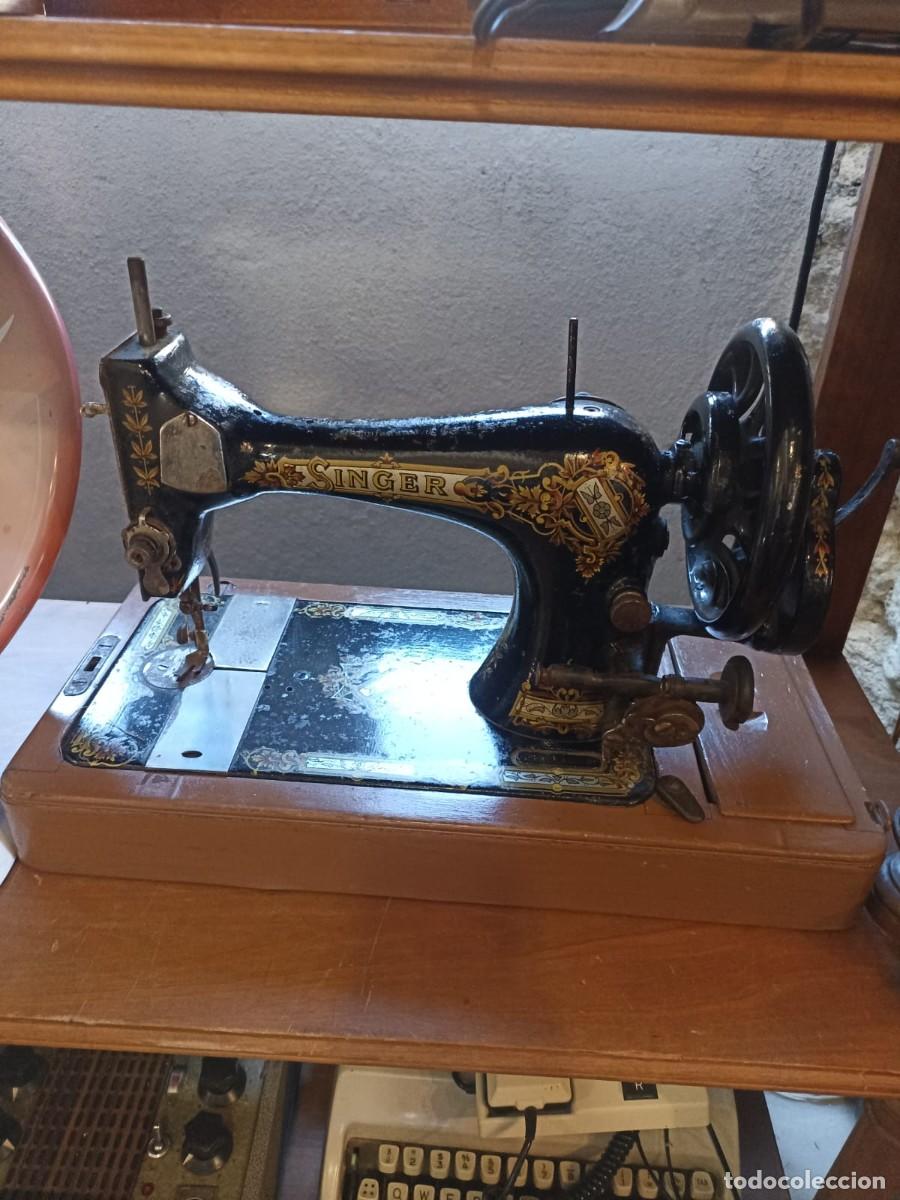 Antig&uuml;edades: Maquina de coser Singer con base - Foto 3