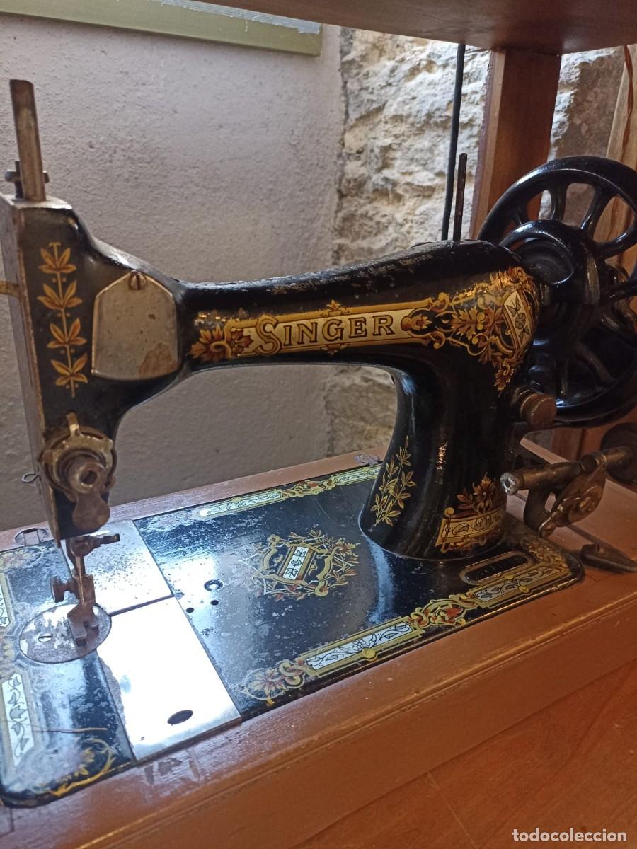 Antig&uuml;edades: Maquina de coser Singer con base - Foto 4