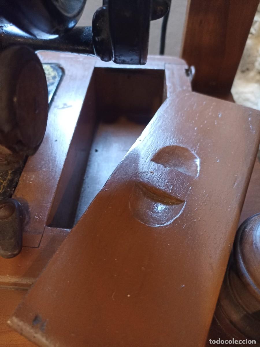 Antig&uuml;edades: Maquina de coser Singer con base - Foto 5
