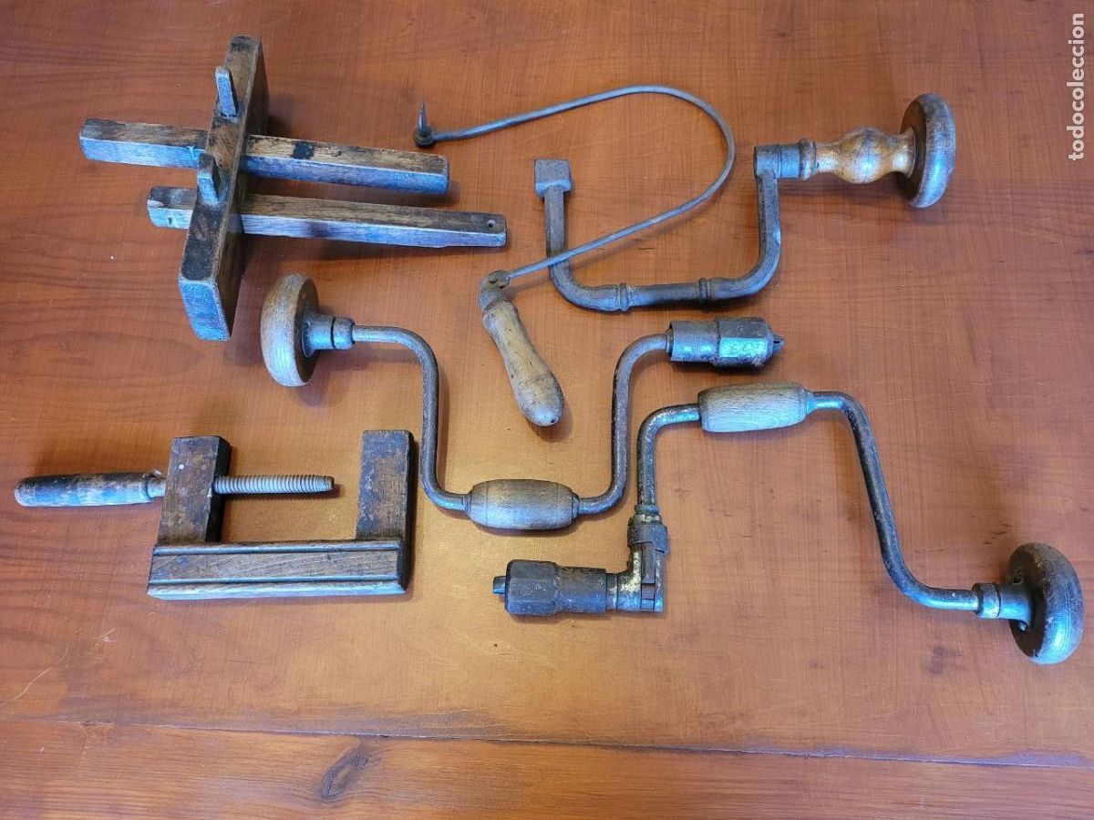 Antig&uuml;edades: HERRAMIENTAS CARPINTERO 3 TALADROS, SARGENTO, SIERRA.... - Foto 1