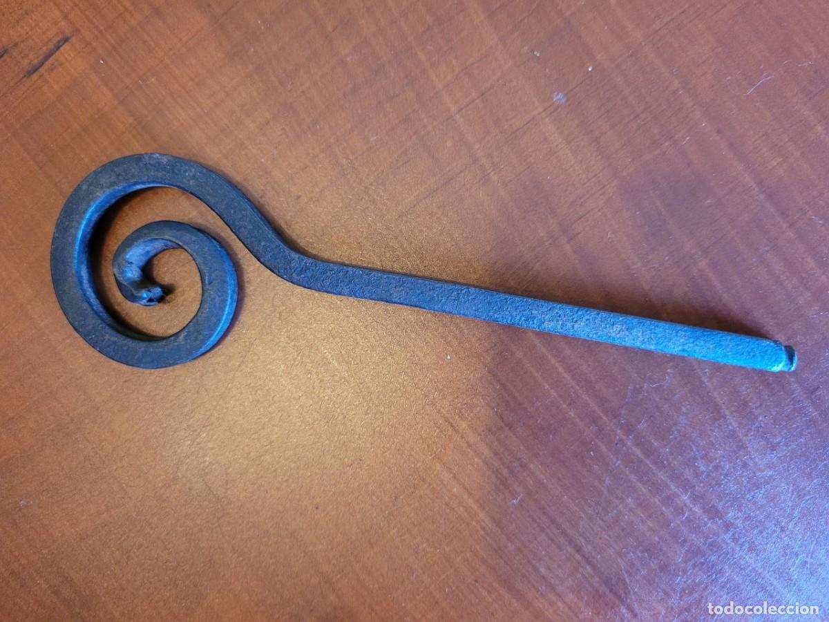 Antig&uuml;edades: LLAVE DE FORJA EN CUADRADILLO DE 6 MM 15 CM - Foto 2