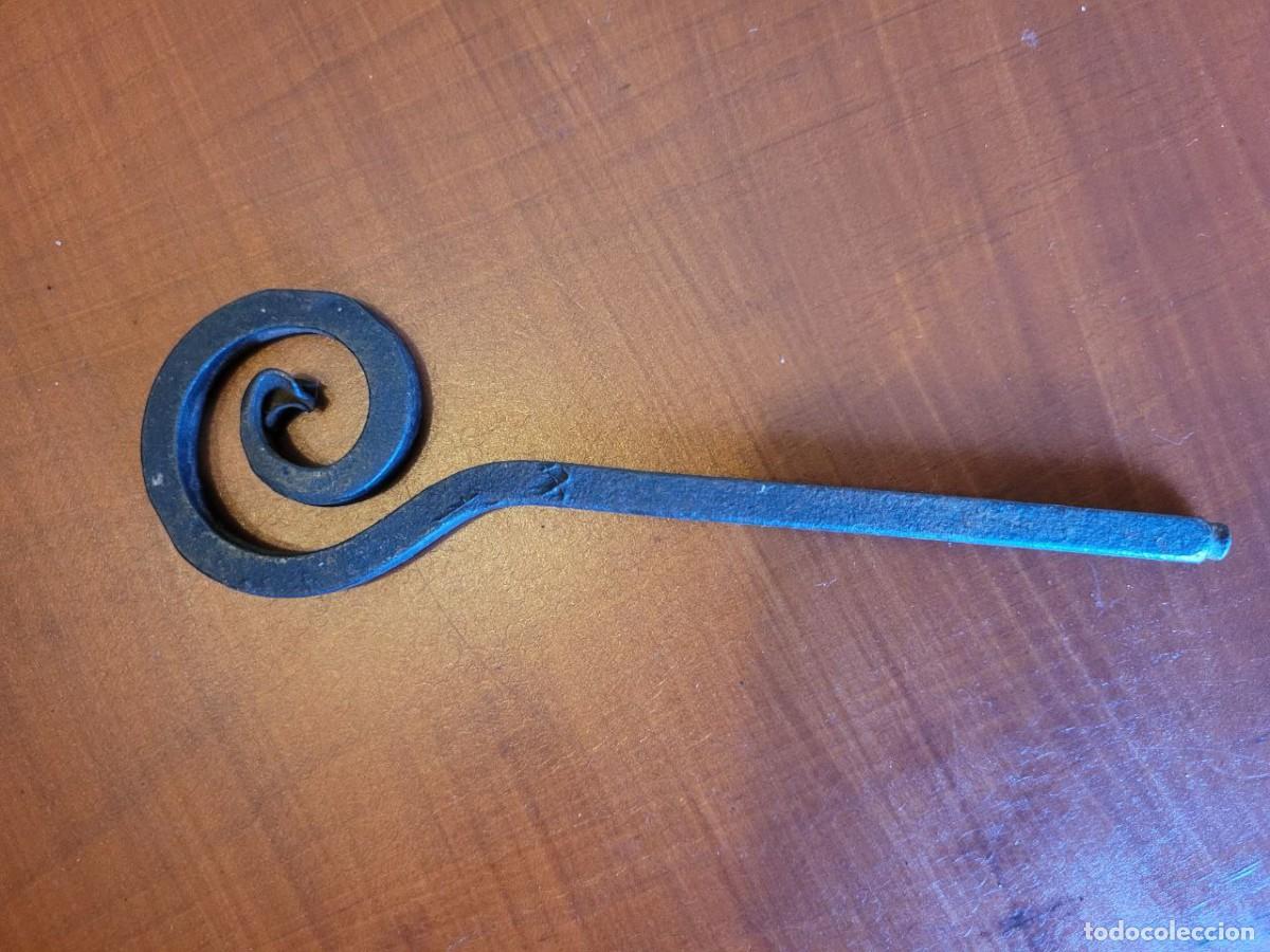 Antig&uuml;edades: LLAVE DE FORJA EN CUADRADILLO DE 6 MM 15 CM - Foto 1