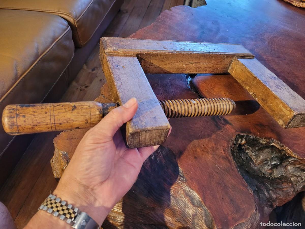 Antig&uuml;edades: SARGENTO DE MADERA DE CARPINTERIA 33X23 CM - Foto 2