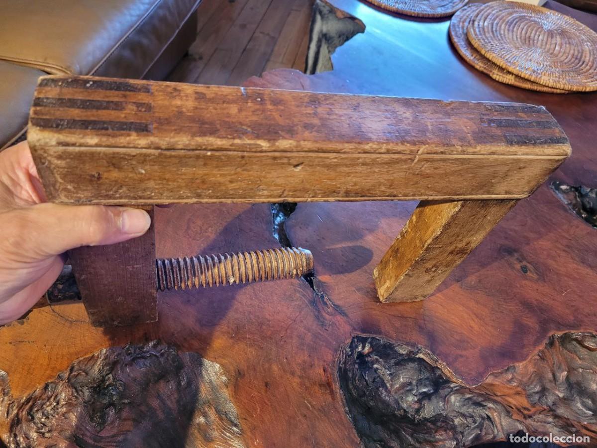 Antig&uuml;edades: SARGENTO DE MADERA DE CARPINTERIA 33X23 CM - Foto 3